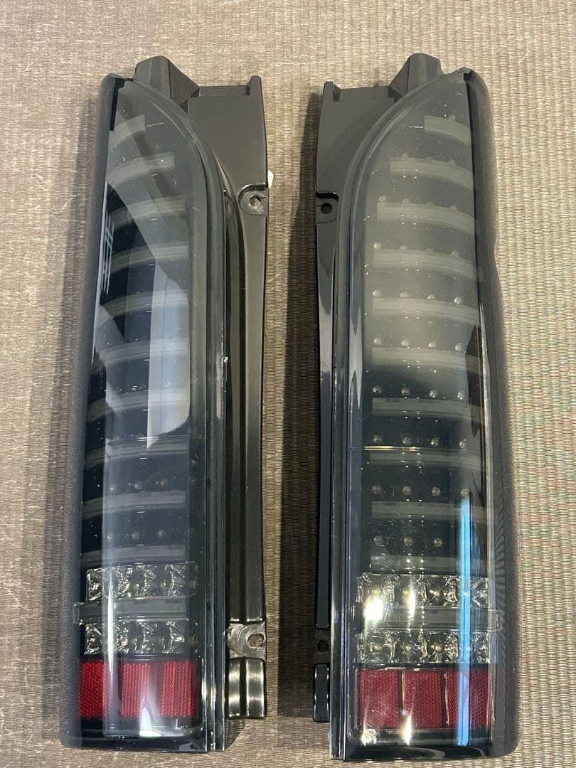 ハイエース　テールライト　LEDスモーク