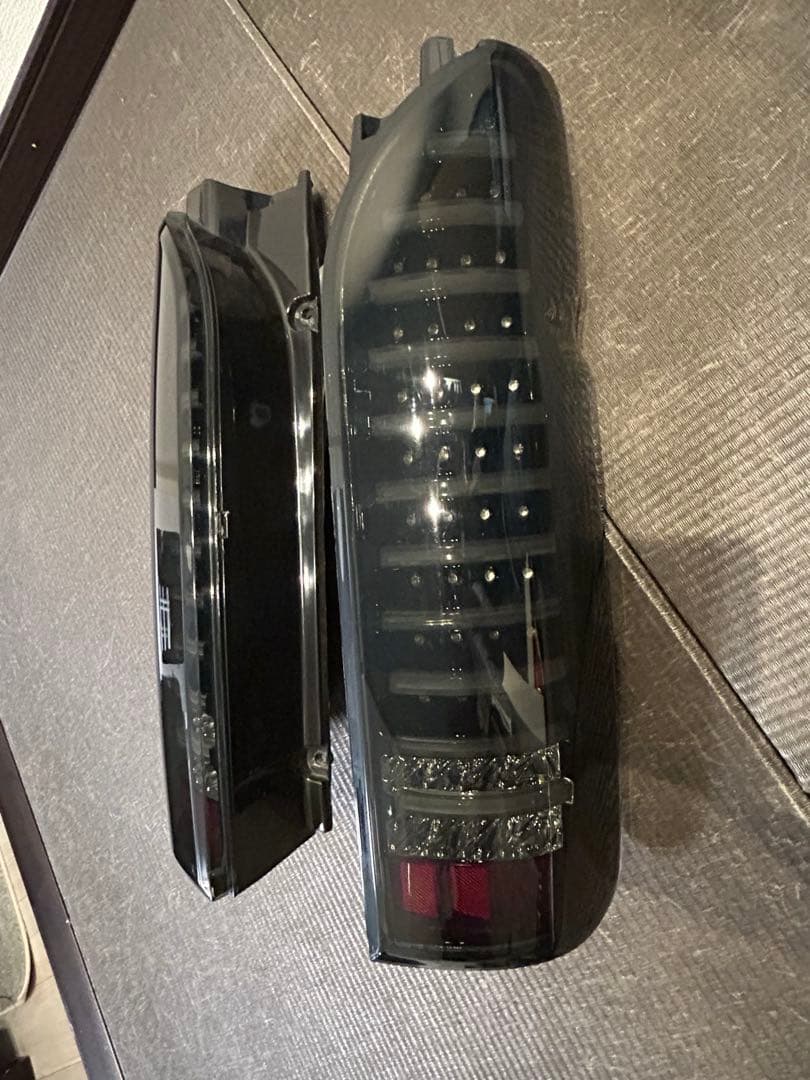 ハイエース　テールライト　LEDスモーク