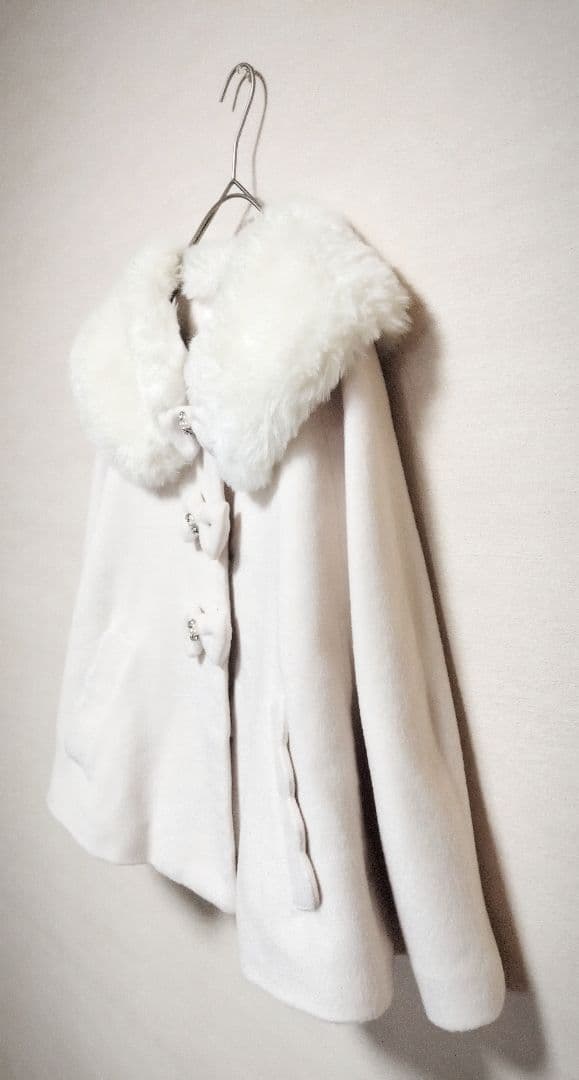 LIZ LISA　リボンビジュー釦ファー襟ケープコート　０