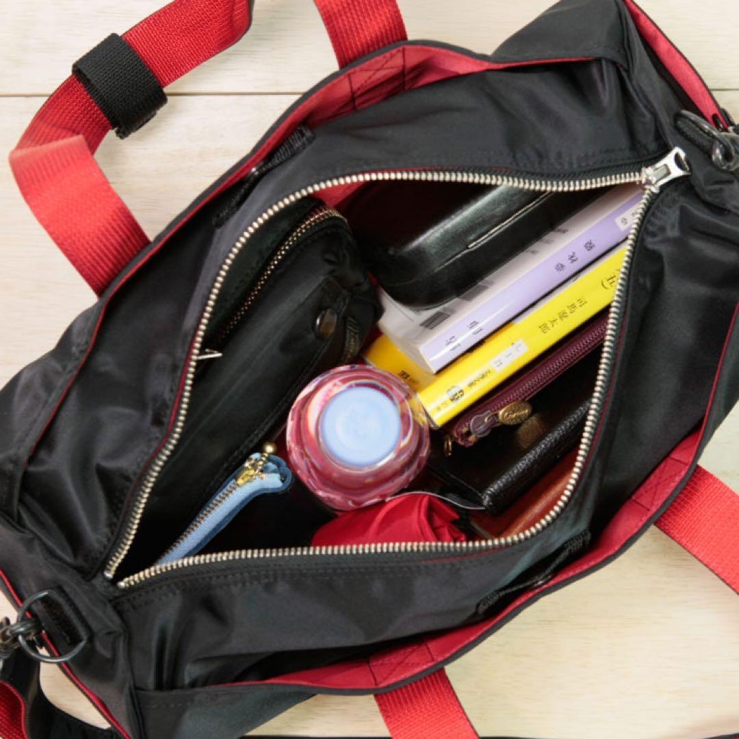 シンプルな黒と赤のドラムバッグ