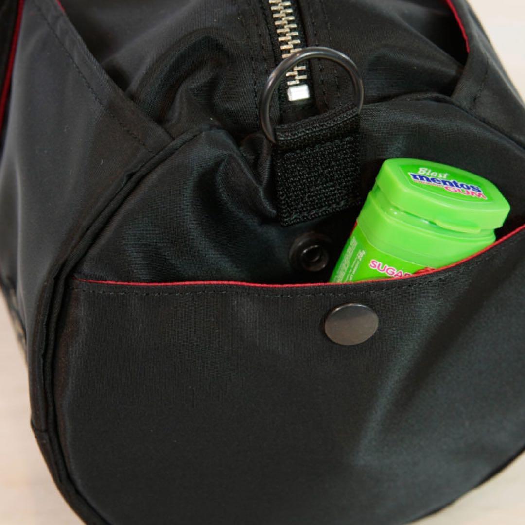 シンプルな黒と赤のドラムバッグ