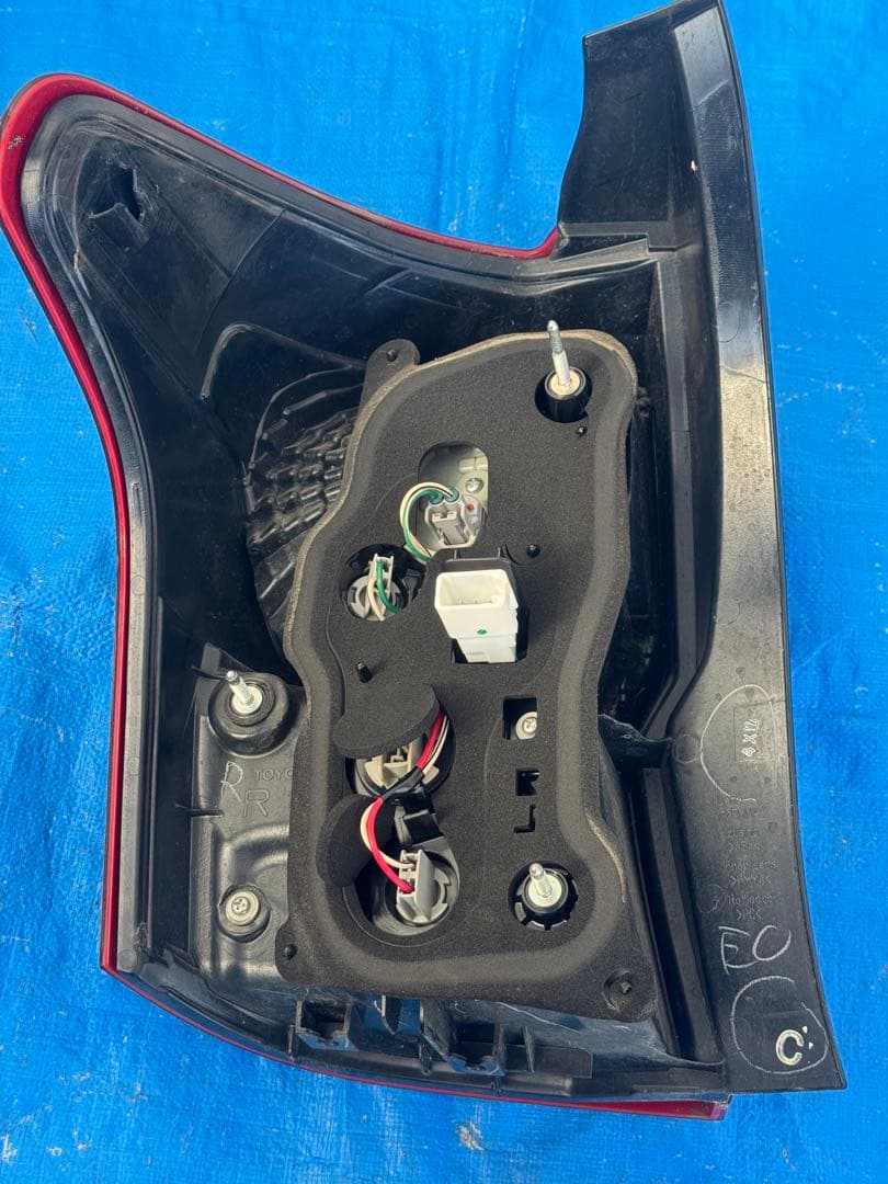 カローラフィールダー NZE161G テールランプ 右