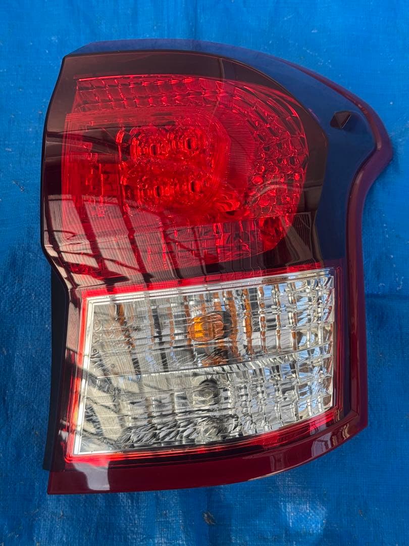 カローラフィールダー NZE161G テールランプ 右