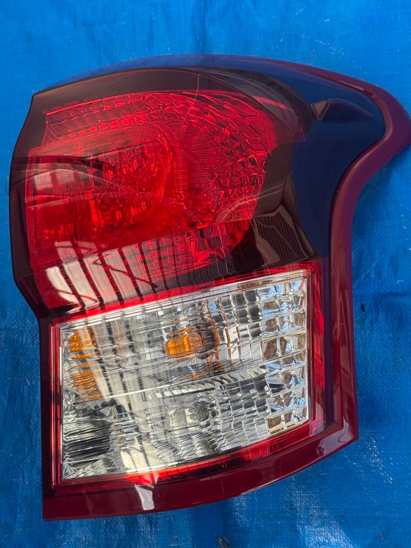 カローラフィールダー NZE161G テールランプ 右