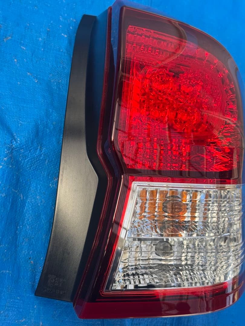 カローラフィールダー NZE161G テールランプ 右