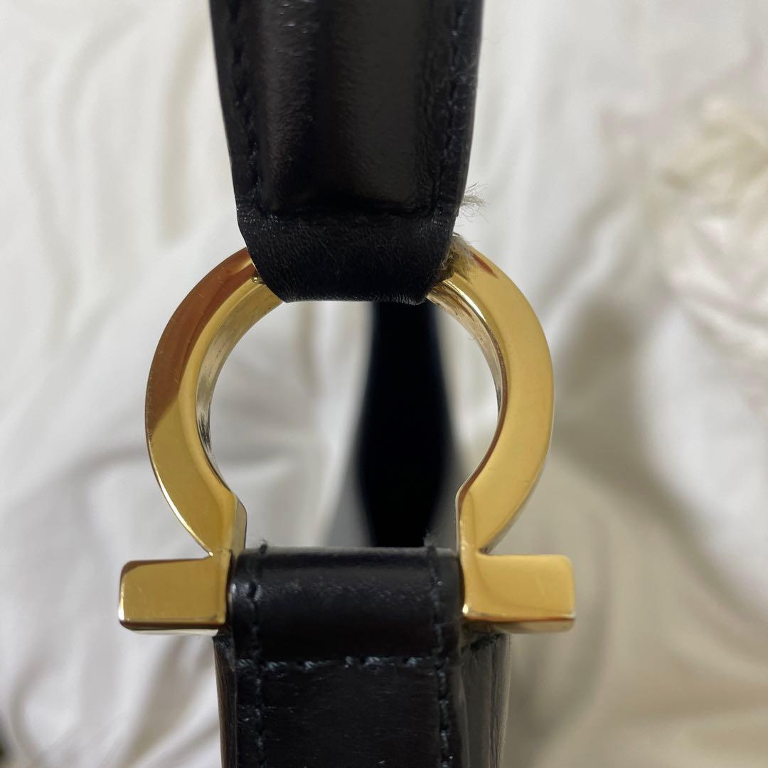 【:):(:)】フェラガモショルダーバッグ