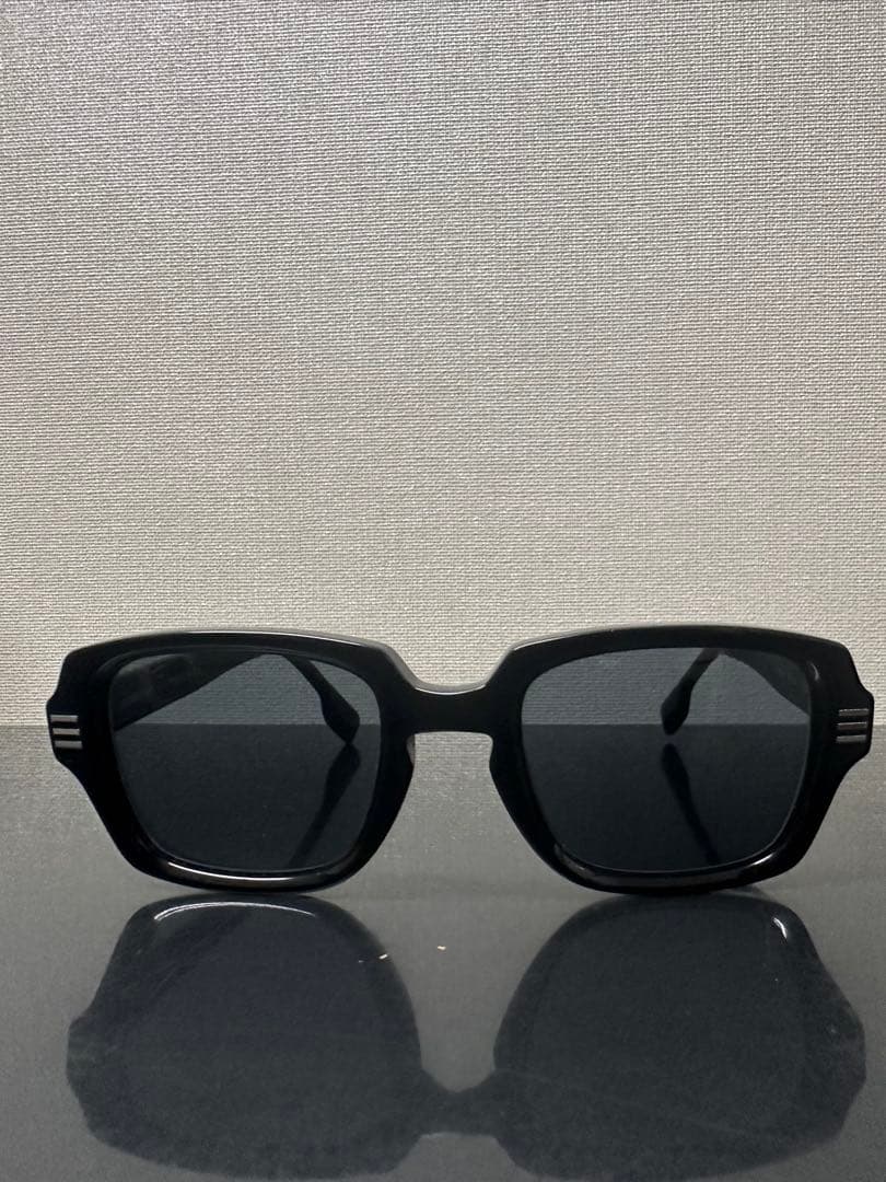 BURBERRY ブラック スクエア サングラス