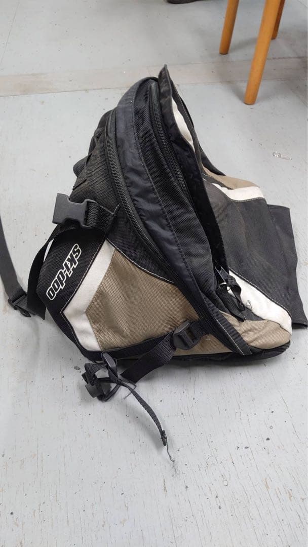 スキードゥー　SkiDoo 40リットル バッグ シャベル用コンパートメント付き