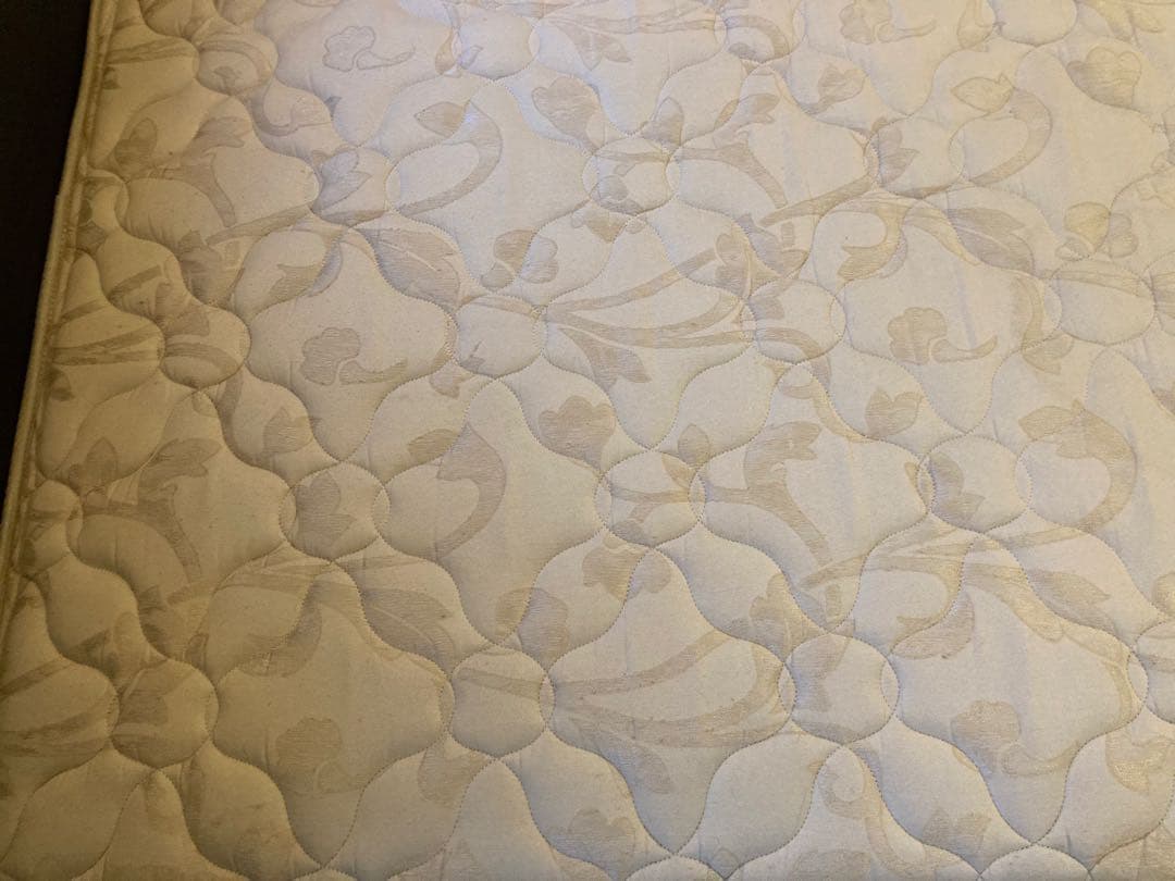 【かまぼこ】①シモンズ　フレーム＋マットレス　シングル1台（写真左側1台）