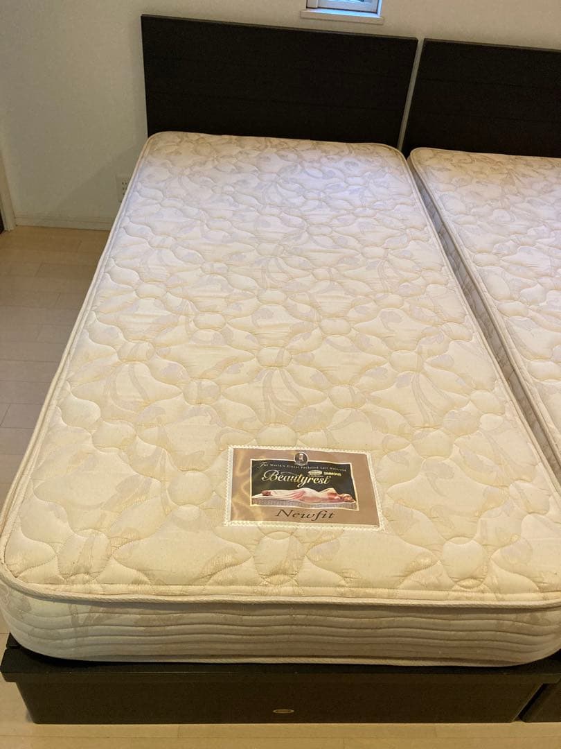 【かまぼこ】①シモンズ　フレーム＋マットレス　シングル1台（写真左側1台）