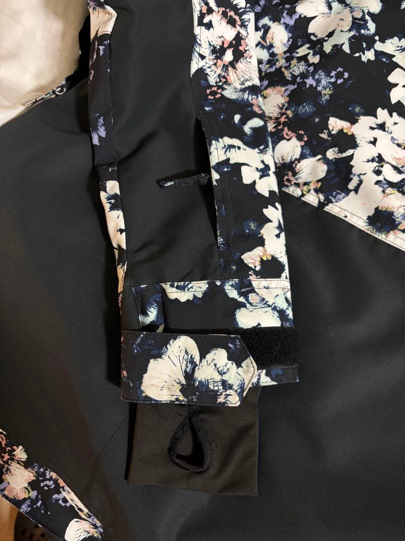 ROXY フローラルスノーボードウェア