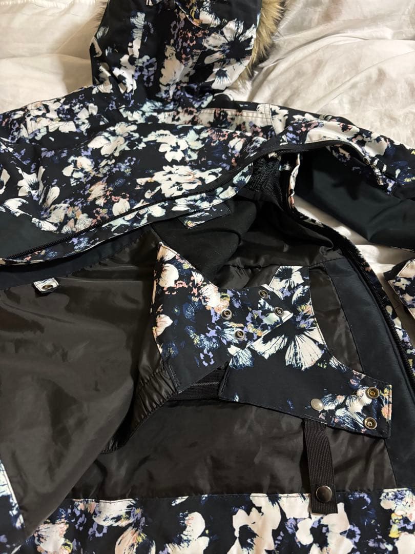 ROXY フローラルスノーボードウェア