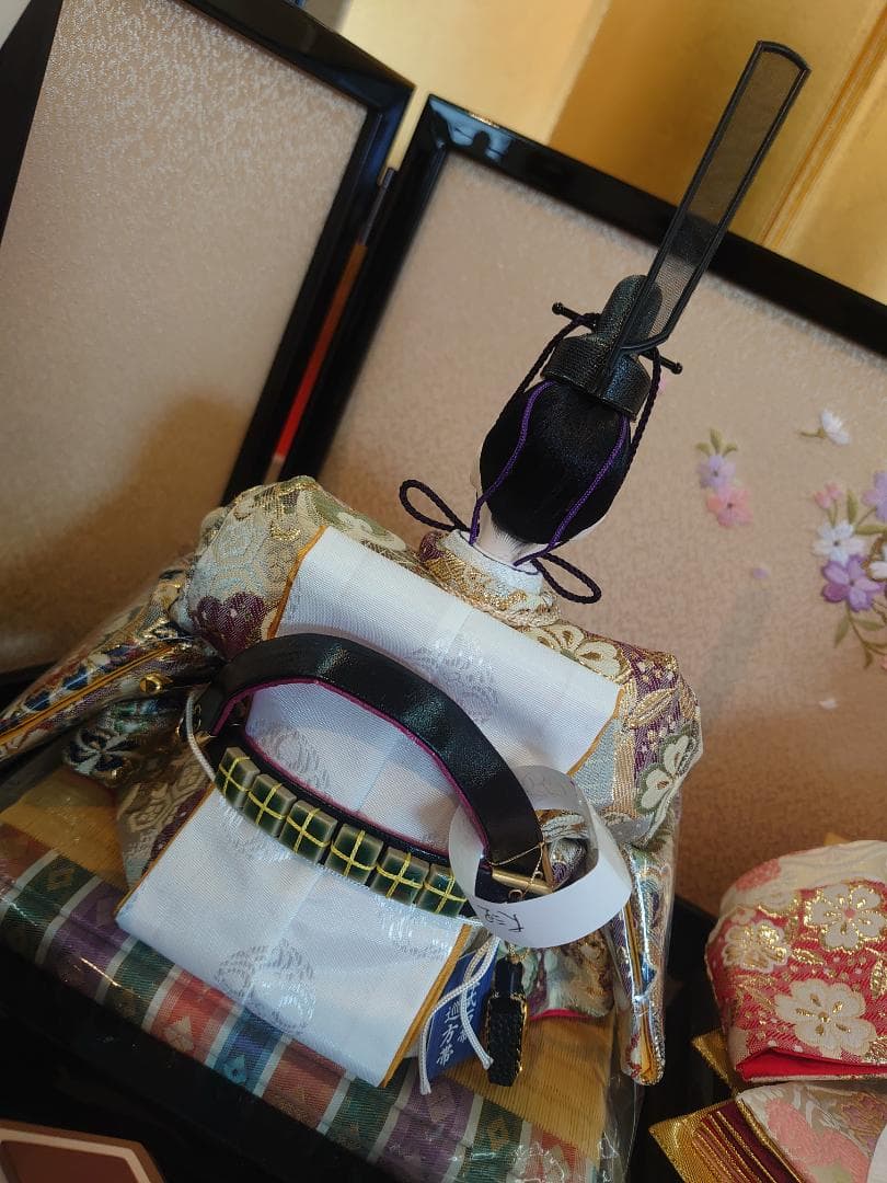 kairi●新品おひなさま●金襴衣装飾り　石帯付人形　刺繍屏風　フルセット