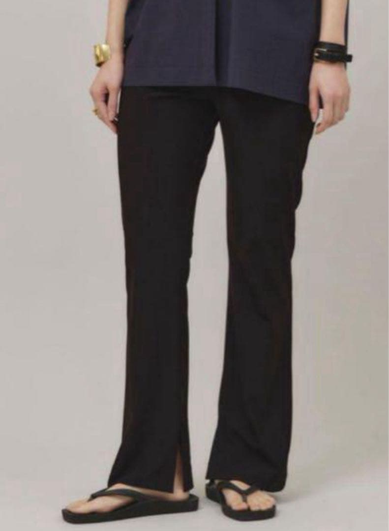 2526y美品カレンソロジー　24年ハイテンションフレアパンツ スリット M 黒