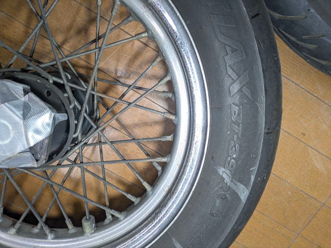 ハーレー純正　’93モデル　XLH883前後ホイール＆タイヤ　送料込み