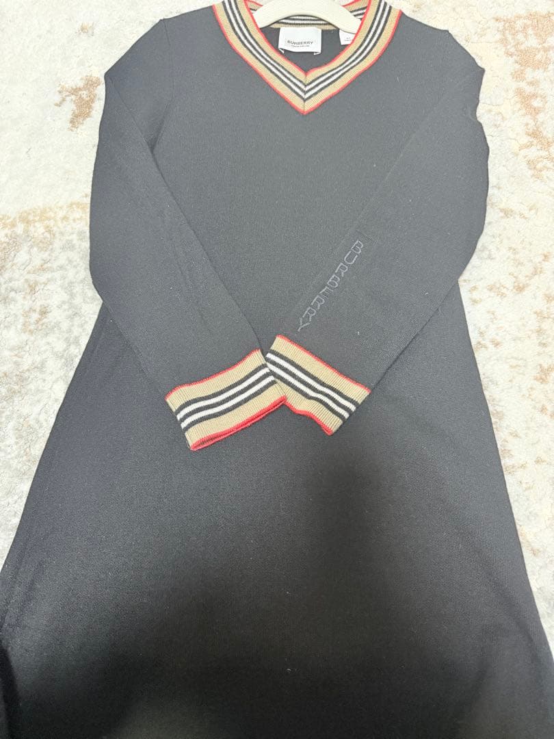 BURBERRY Vネックワンピース 6Y