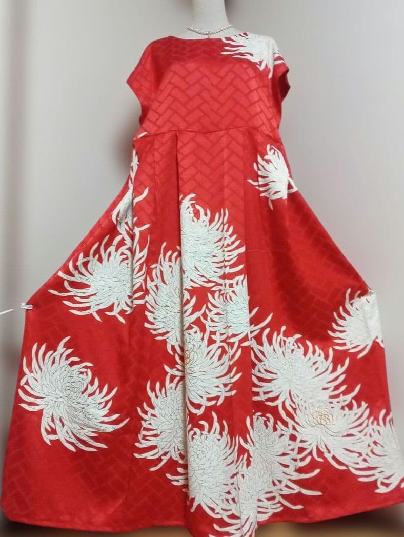 振り袖リメイクドレス　艶やか 赤に白い乱菊　金駒刺繍