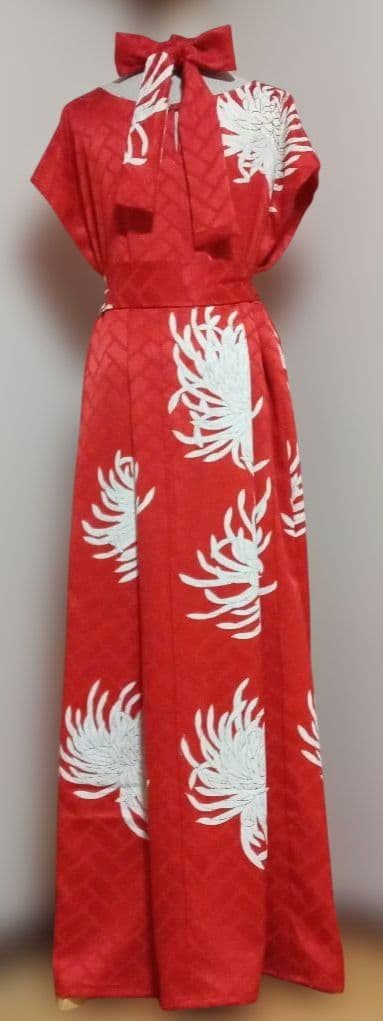 振り袖リメイクドレス　艶やか 赤に白い乱菊　金駒刺繍