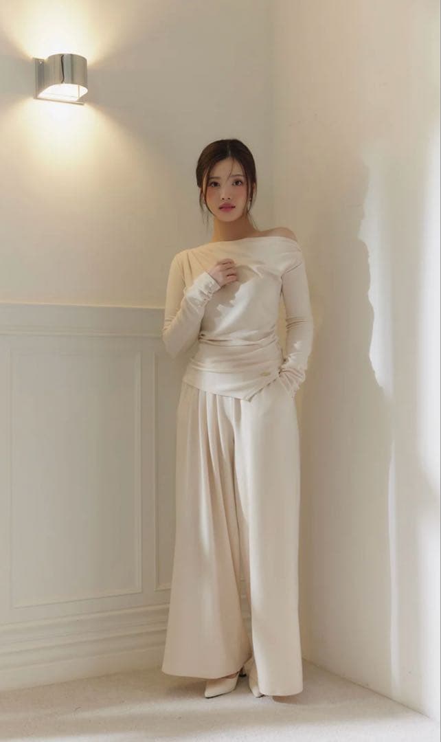 アシンメトリードレープロングスリーブトップス