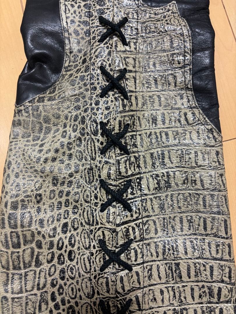 TORNADO MART レザーフレア レースアップ Python柄 十字 M