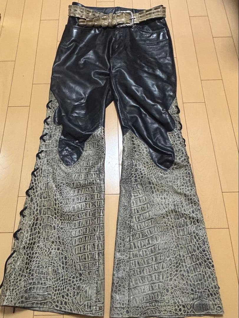 TORNADO MART レザーフレア レースアップ Python柄 十字 M