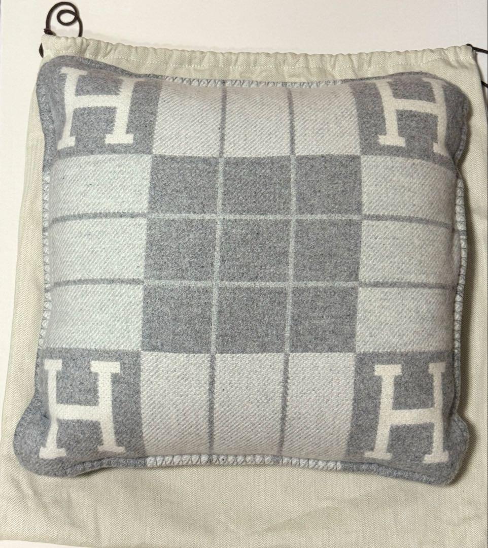 新品未使用 クッション 《アヴァロンIII》 PM グレー