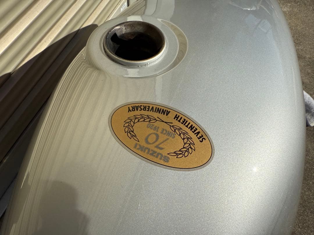SUZUKI 70周年記念タンク シルバー　GSX1100S