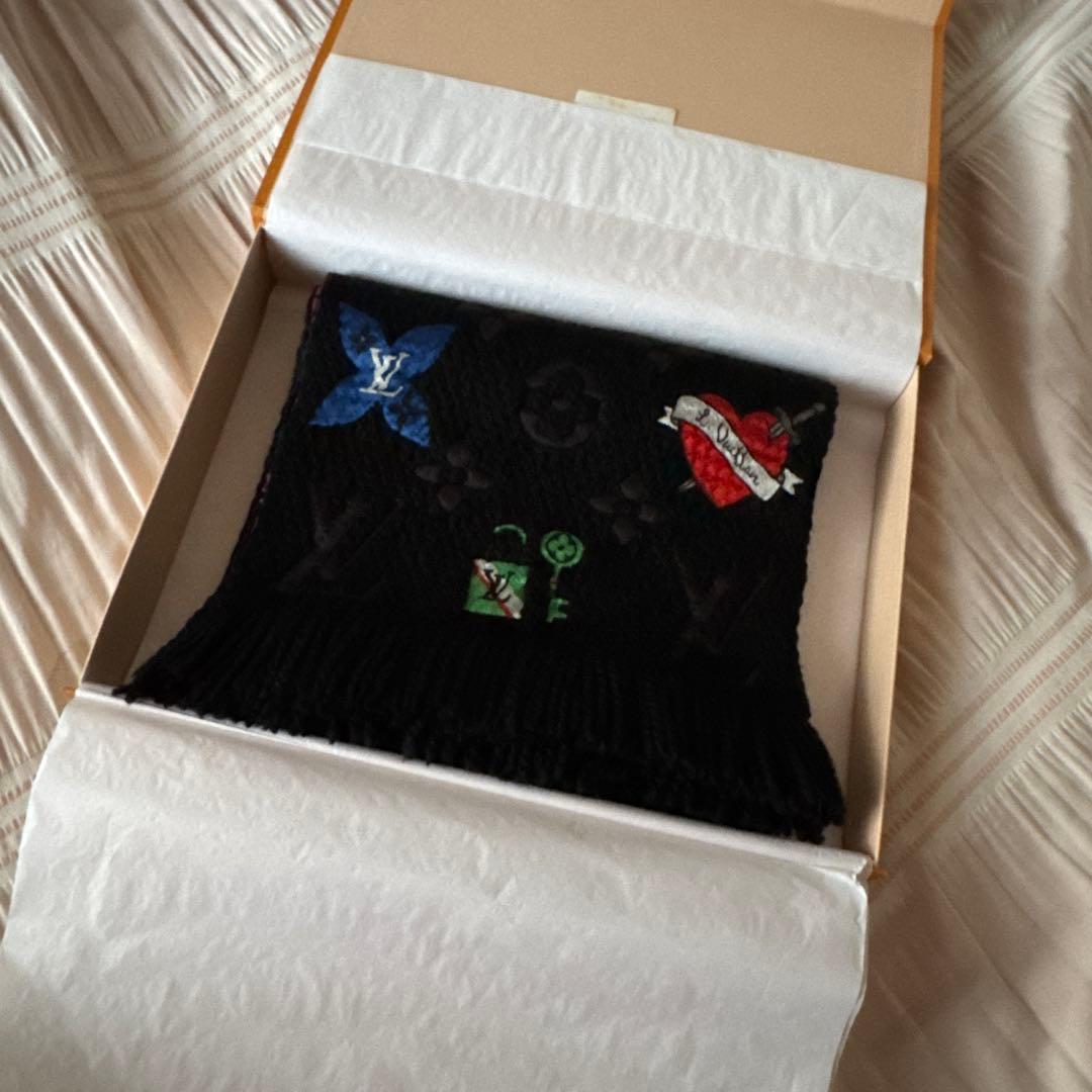 ルイヴィトン エシャルプ ロゴマニア マフラー LVストーリーズ ノワール