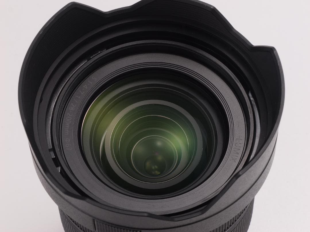 LUMIX 28-200mm ズームレンズ