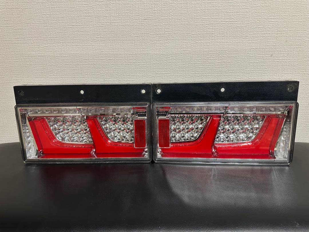 小糸LED2連テールランプ