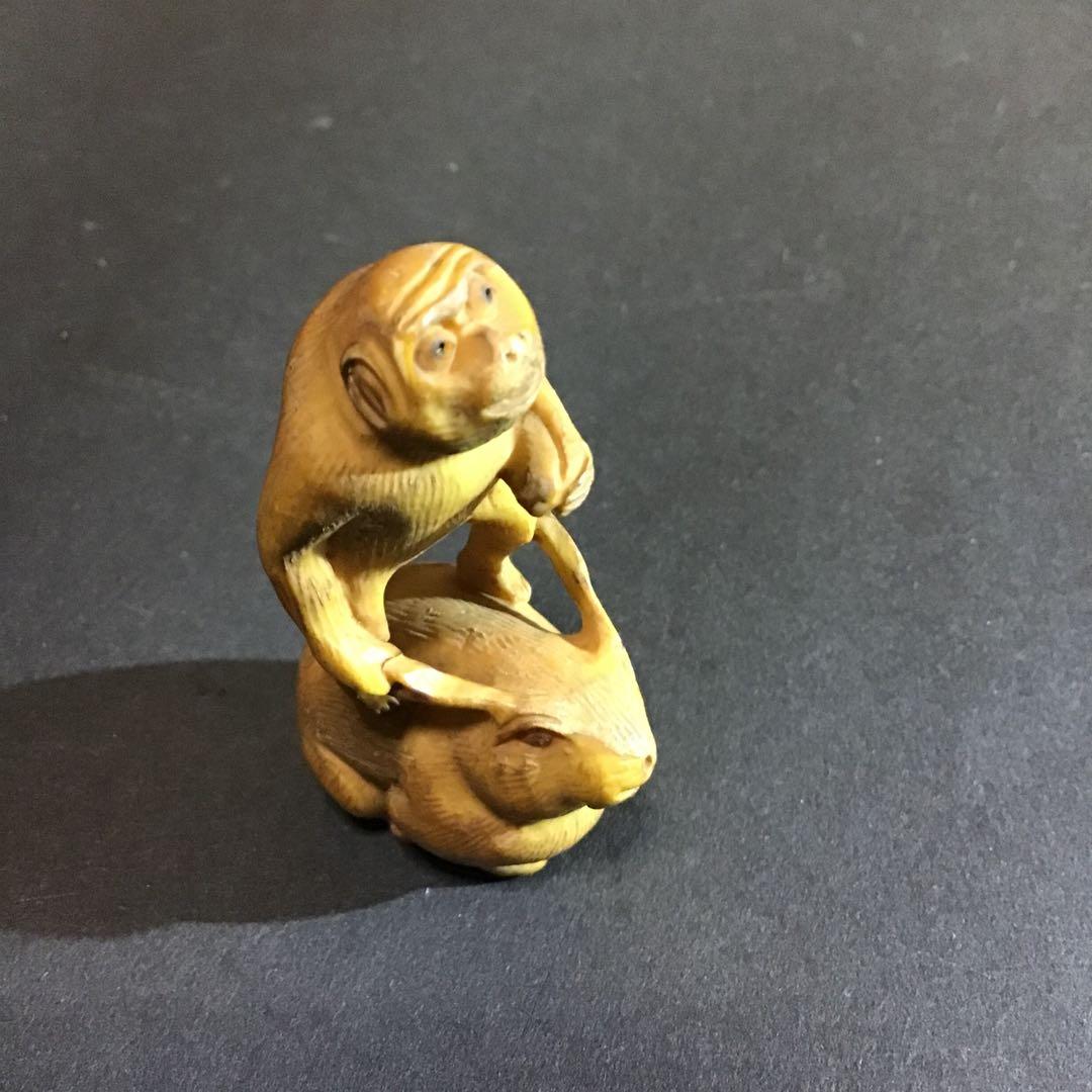 根付け「うさぎニ猿」　木彫刻
