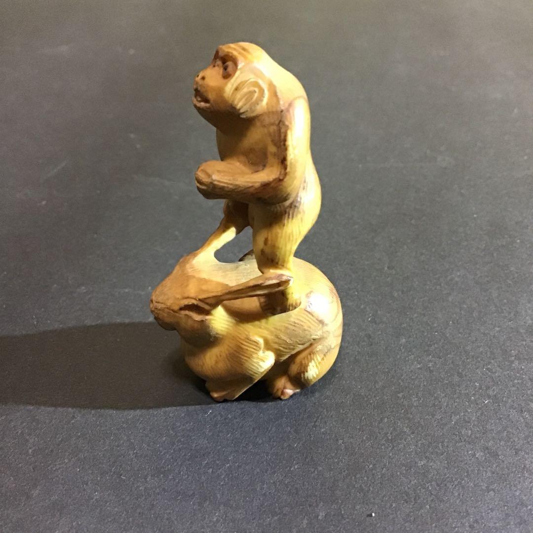 根付け「うさぎニ猿」　木彫刻