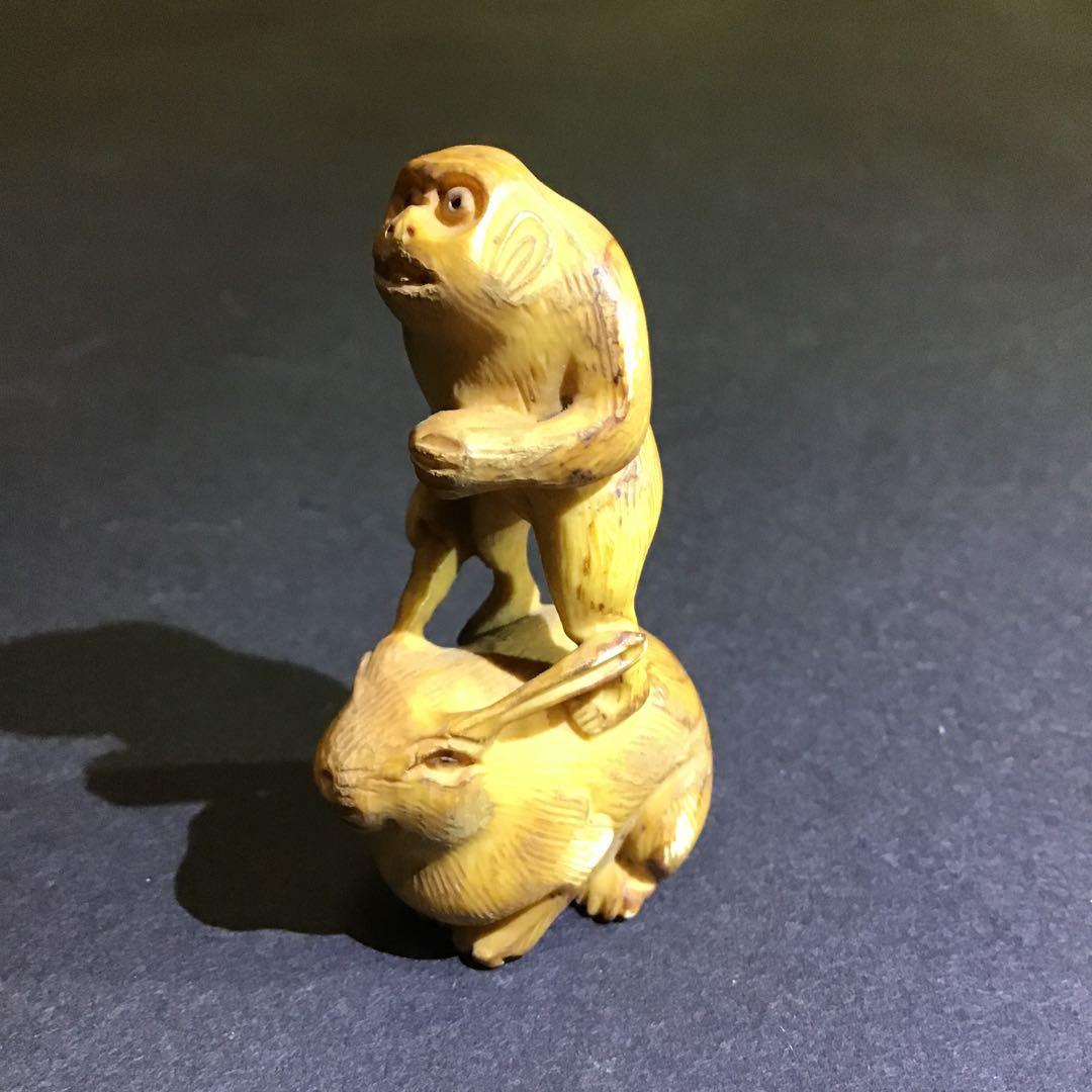 根付け「うさぎニ猿」　木彫刻