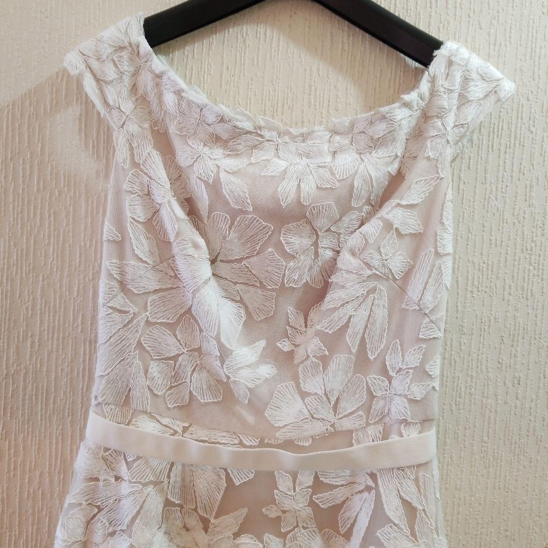 フローラル刺繍ホワイトドレス