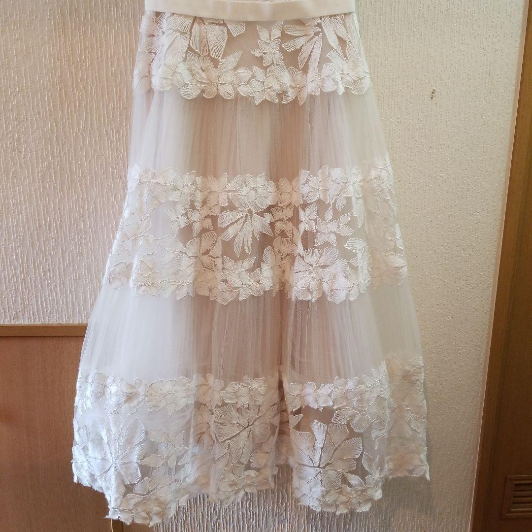 フローラル刺繍ホワイトドレス