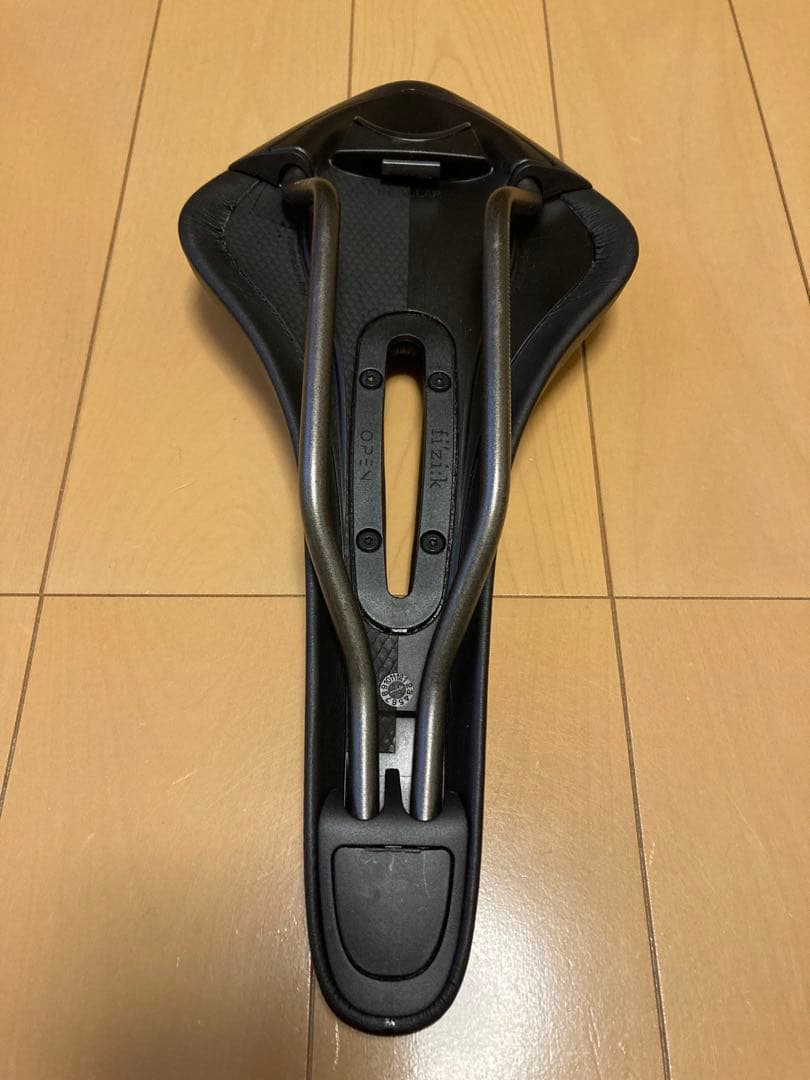 フィジーク　サドル　アリオネR3 k:iumレール