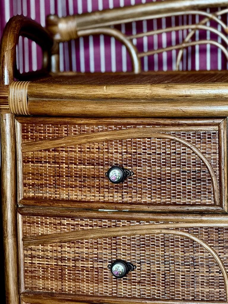 籐の箪笥 　引き出し　リモージュ陶器の取っ手　大容量　美しい箪笥です