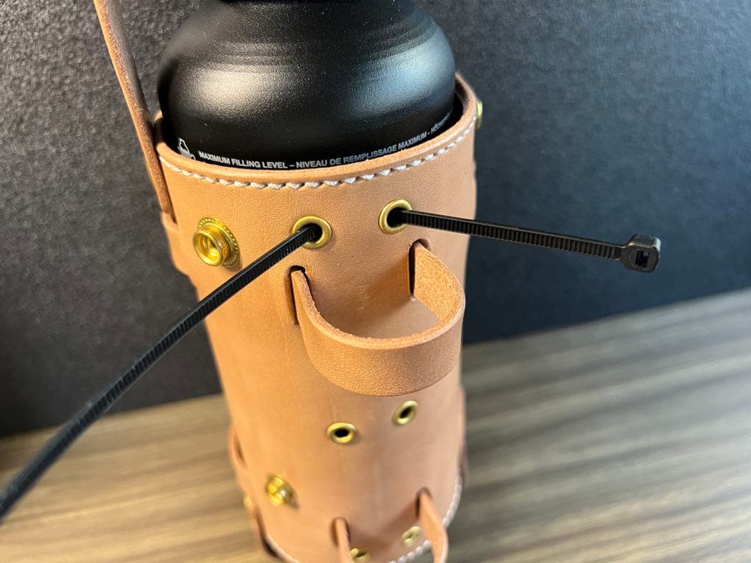 昭南皮革製　フューエルボトルホルダー　バイク　ガソリン携行缶　燃料タンク　携行缶