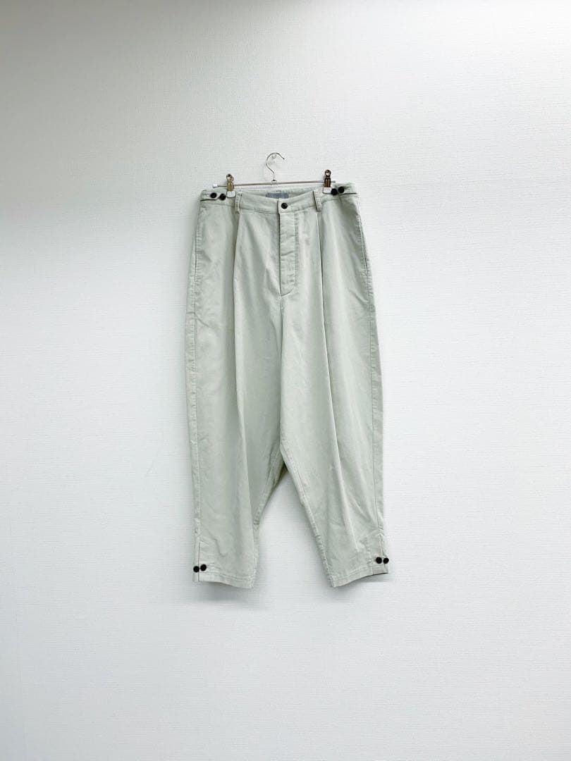 ホワイト サルエルパンツ ボタン付き