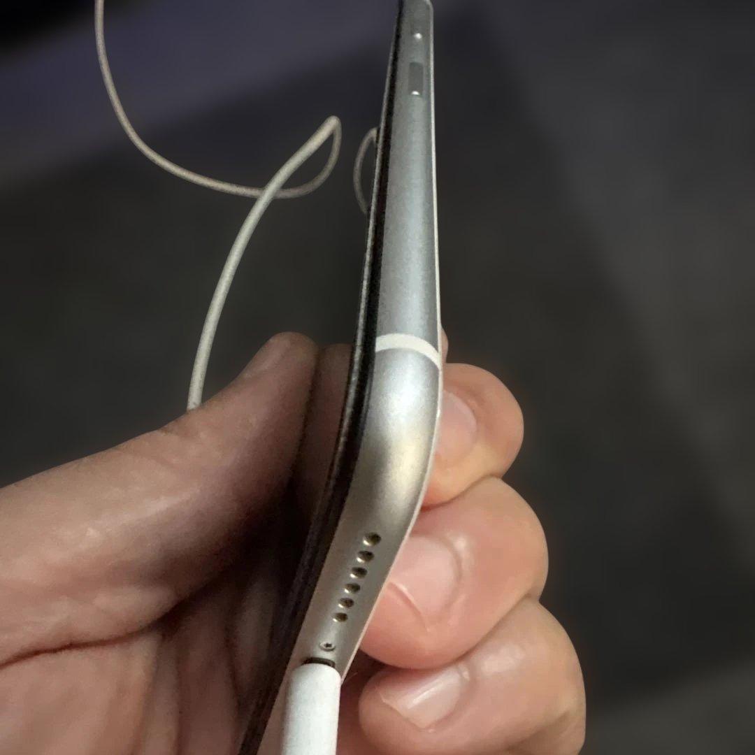 iPhone SE2 第2世代　ホワイト128GB 美品SIMロック解除済み