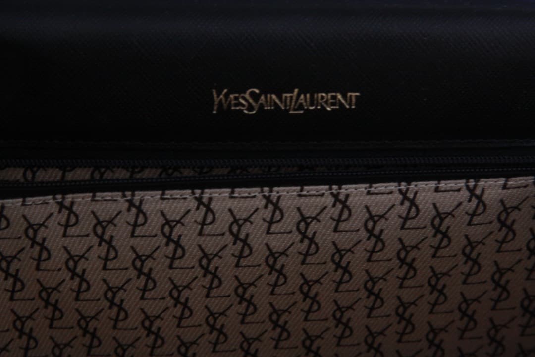 イヴサンローラン　クラッチバッグ　内側総柄　サフィアーノレザー　ブラック