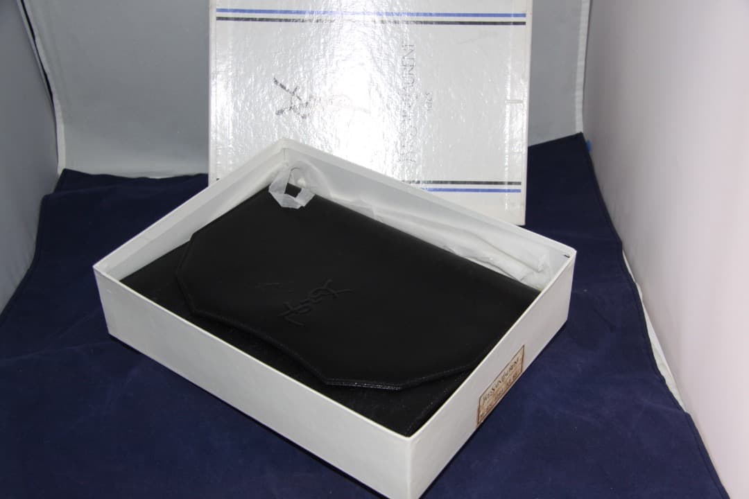 イヴサンローラン　クラッチバッグ　内側総柄　サフィアーノレザー　ブラック