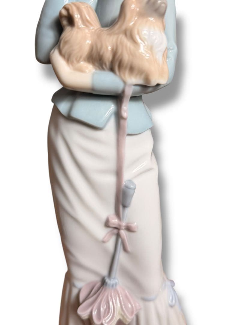 #リヤドロ 仔犬を抱く貴婦人 フィギュリン 4893 P-3