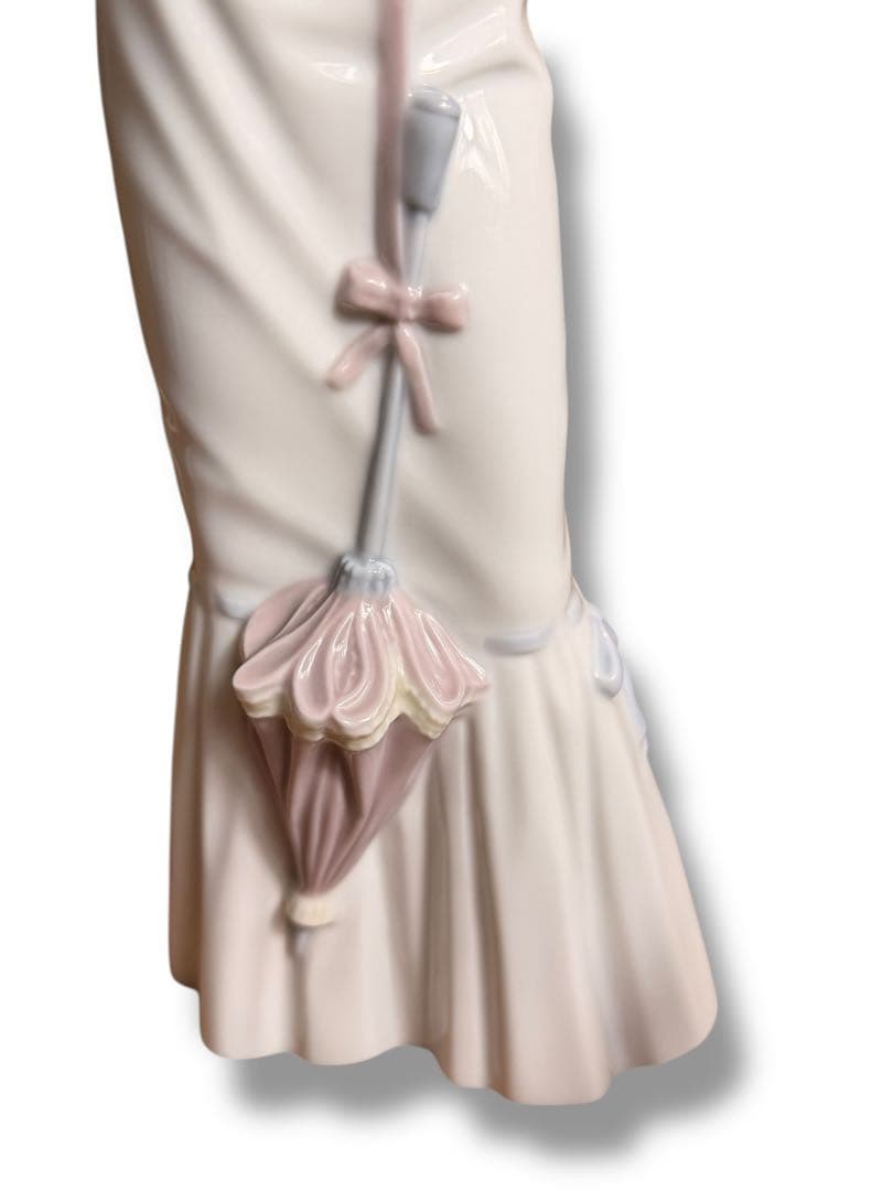 #リヤドロ 仔犬を抱く貴婦人 フィギュリン 4893 P-3