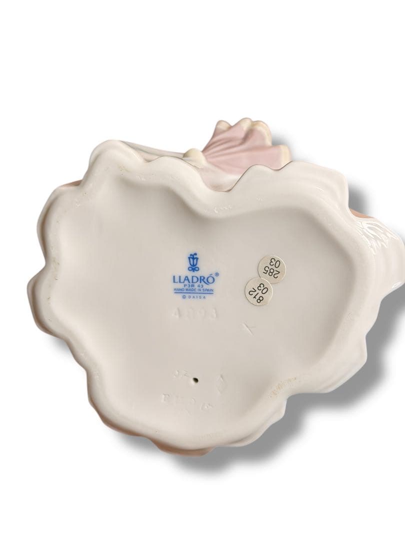 #リヤドロ 仔犬を抱く貴婦人 フィギュリン 4893 P-3