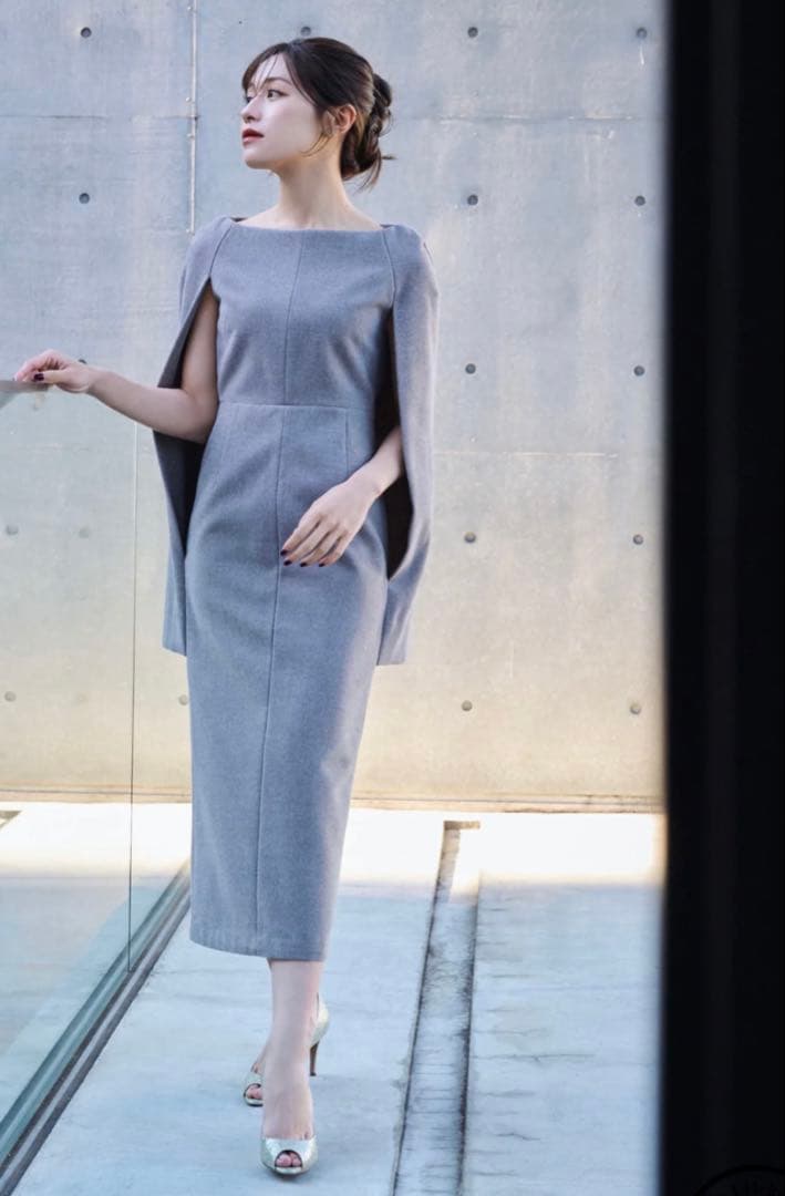 2025新作 タグ付laubeblanc NarrowlineCapeDress