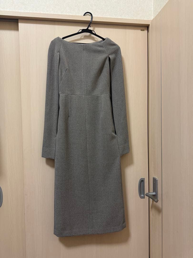 2025新作 タグ付laubeblanc NarrowlineCapeDress