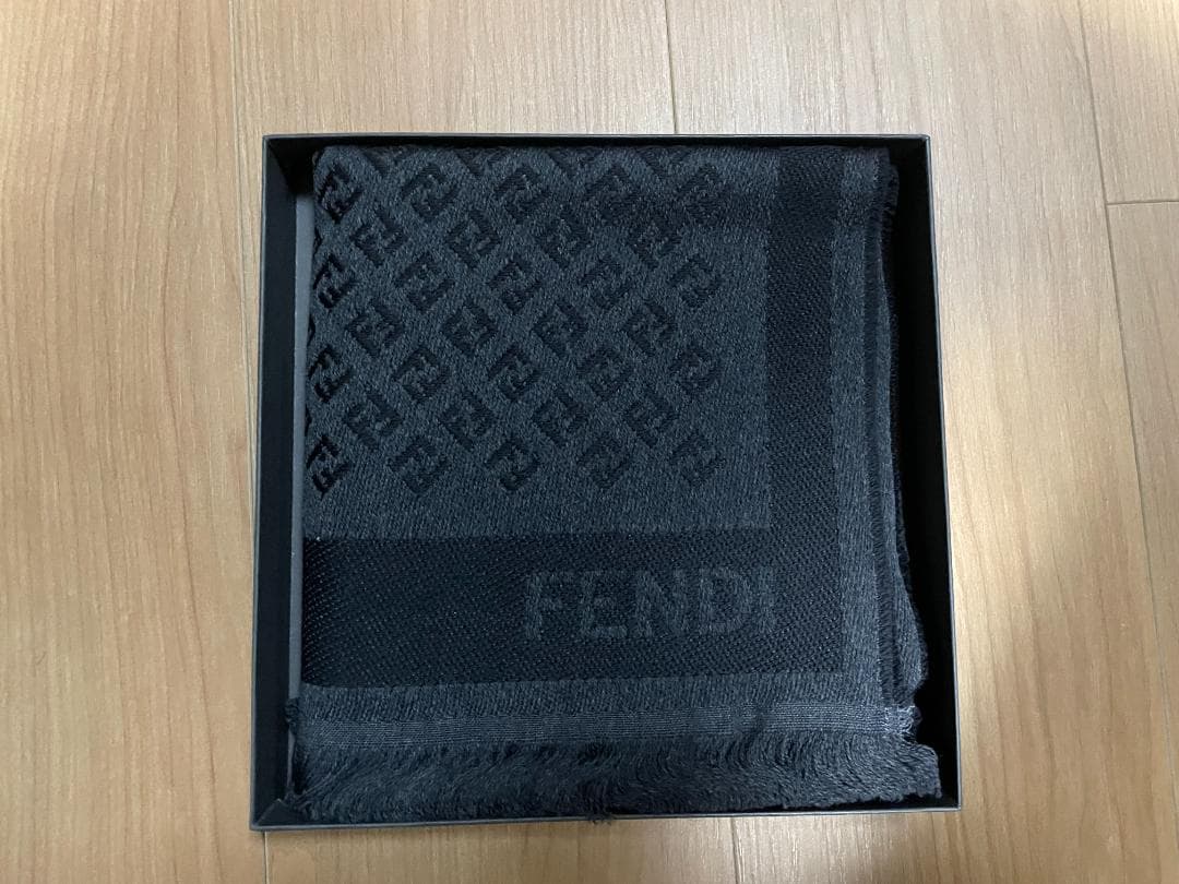 【新品・箱付】FENDI フェンディー マフラー メンズ　ウール