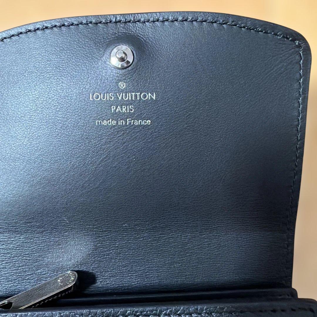 LOUIS VUITTONブラックレザー 二つ折り財布 ロゴ入り