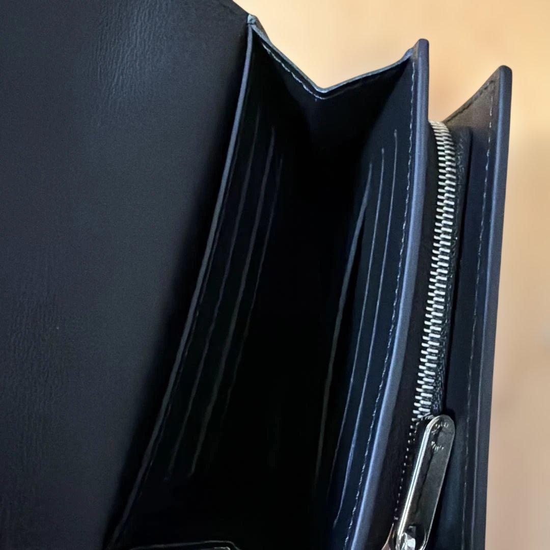 LOUIS VUITTONブラックレザー 二つ折り財布 ロゴ入り